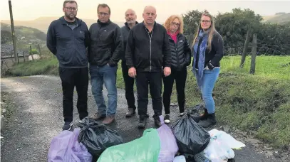  ??  ?? Residents are upset with new bin collection procedures. From left: Chris Chadwick , Stuart Crabtree, Ian Chester, resident and councillor Karl Kempson, Janice Morton and Dawn Chadwick