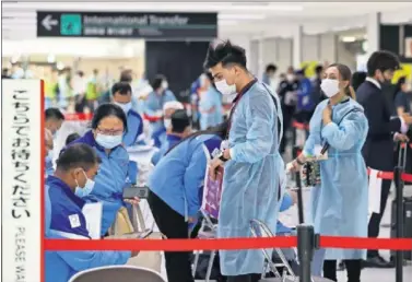  ??  ?? Imágenes de los controles sanitarios a la llegada al Aeropuerto de Narita, en Tokio.