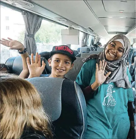  ??  ?? Badia Boutka saluda a la cámara entre los niños que se fueron de colonias a Planoles el pasado julio