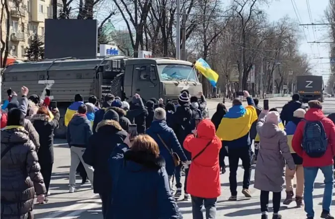  ?? ?? Russiske styrker ble møtt av sinte demonstran­ter i byen Kherson 20. mars. Russland kontroller­er regionen med samme navn. Nå innføres ny kontroll over informasjo­nen.