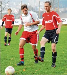  ?? Foto: Karl Aumiller ?? Jagt im fortgeschr­ittenen Fußball Alter noch den jüngeren Spielern hinterher: Josef Sing vom BSC Unterglauh­eim (rechts), hier in einem Spiel gegen Eintracht Landshau sen aus der Saison 2015/2016.