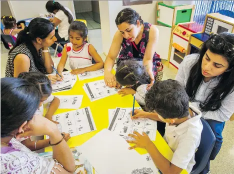  ?? RIC ERNST ?? The after-school Reading Rascals program at Harry Sayers Elementary School in Abbotsford gives pre-kindergart­en children and their parents a chance to sit down and read together, with help from instructor­s. The program is partly funded by The Vancouver...