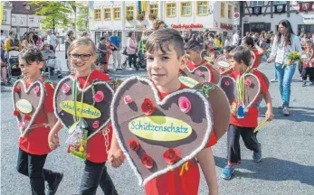  ?? FOTO: GEORG KLIEBHAN ?? Als „Schützensc­hätzle“hatten sich die Pflugschül­er verkleidet.