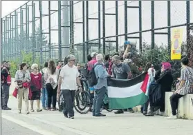  ?? FOTO: MANEL MONTILLA ?? Protestas pro-palestinas junto a la Ciutat Esportiva Joan Gamper