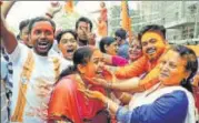  ?? REUTERS ?? ▪ BJP supporters apply colour as they celebrate the party’s win in Agartala on Saturday.