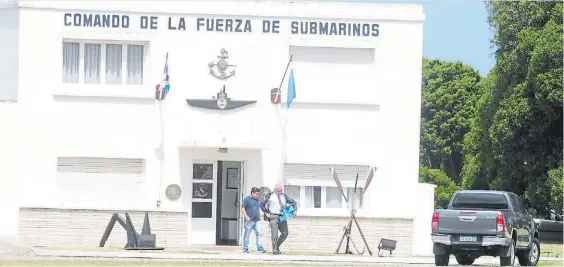  ?? FABIÁN GASTIARENA ?? Ayer. El movimiento de personal de la Policía Federal, en la base naval de Mar del Plata, sede del comando de submarinos.