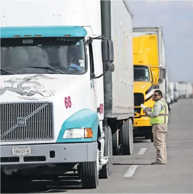  ??  ?? Las inspeccion­es papel por papel generan aún retrasos en los cruces