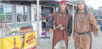  ?? FOTO: KURT KIECHLE ?? Friedliebe­nde Indianer begegnen sich auf dem Festspielg­elände in Burgrieden.