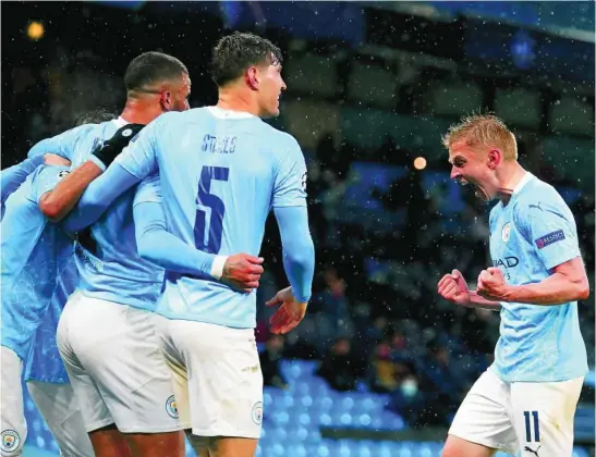  ?? AP ?? Los jugadores del Manchester City celebran el segundo tanto de Mahrez ante el PSG