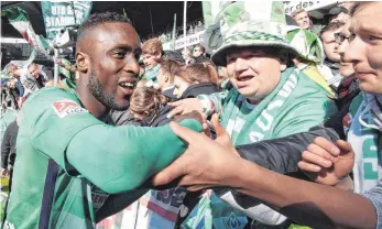  ?? FOTO: DPA ?? Lamine Sané feiert nach Spielende mit den Fans den Derbysieg, der Hoffnung auf Europa weckt.