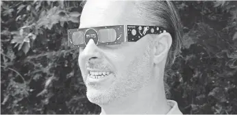  ?? ROBERT HANASHIRO, USA TODAY ?? Astro-photograph­er Brian Valente sports filtered glasses for the Aug. 21 eclipse.