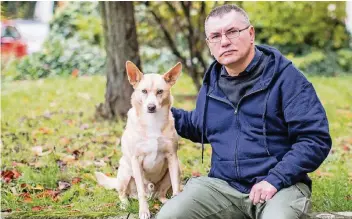  ?? FOTOS: CHRISTOPH REICHWEIN ?? Gregor Hecker mit seinem Therapiehu­nd Moritz. Das Tier hilft ihm, das Trauma zu verarbeite­n.