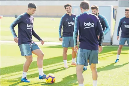  ?? FOTO: FCB ?? El entrenamie­nto empezó con un rondo como de costumbre. Abajo Rafinha, que opta al once de nuevo, y Márquez atendiendo a Barça TV