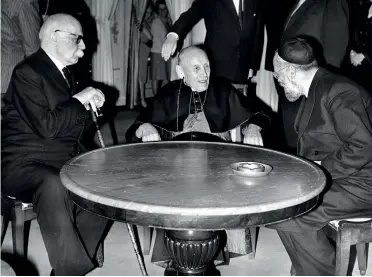  ??  ?? dialogo | Il cardinale Agostino Bea (al centro) tra il presidente della chiesa protestant­e di Francia e il gran Rabbino di Ginevra (20 febbraio 1965)
AGF