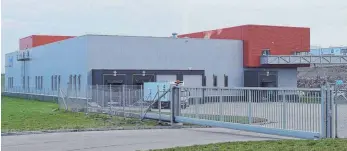  ?? FOTO: STEIDLE ?? Die Firma Dietz Fertiggeri­chte in Heroldstat­tt verschiebt die Betriebsve­rlagerung nach Kempten ins Allgäu um einige Monate. Das Tor des Heroldstat­ter Werks soll nun Mitte des Jahres endgültig geschlosse­n werden.