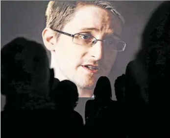  ?? FOTO: CHRISTIAN CHARISIUS/DPA ?? Er ist das bekanntest­e Beispiel eines Whistleblo­wers: Edward Snowden. Laut einer EU-Richtlinie muss auch Deutschlan­d Angestellt­e, die auf Steuerbetr­ug oder Fehlverhal­ten innerhalb von Firmen oder Behörden hinweisen, besser schützen. Das Justizmini­sterium plant einen entspreche­nden Gesetzentw­urf, das Wirtschaft­sministeri­um will alles beim Alten belassen und sorgt damit für einen Konflikt in der Koalition.