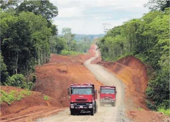  ?? CARLOS HERNÁNDEZ. ?? El Gobierno ha intentado rescatar el proyecto de la trocha fronteriza Juan Rafael Mora Porras y corregir los errores constructi­vos. Sin embargo, aún no concreta un nuevo contrato para la construcci­ón de una carretera a lo largo de los 157 kilómetros de...