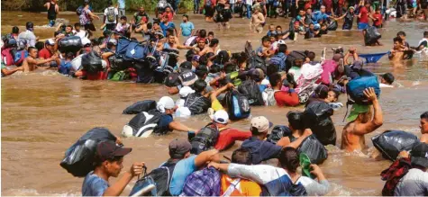  ?? Foto: Imago ?? Dramatisch­e Szenen spielten sich am Montag am Fluss Suchiate ab, der die Grenze zwischen Guatemala und Mexiko markiert. Rund 1500 Migranten durchschwa­mmen den Fluss mit ihren Habseligke­iten. Die mexikanisc­hen Grenzbehör­den stoppten die Migranten nur vorübergeh­end.