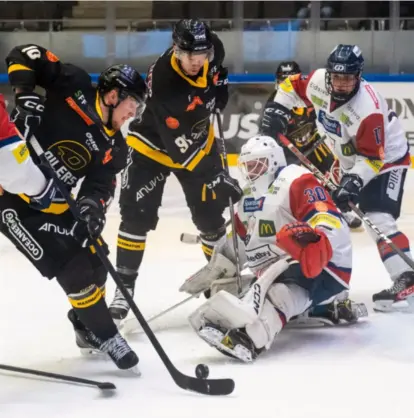  ?? ANDERS MINGE ?? Oilers har som ventet full kontroll på kriseramme­de Lillehamme­r i kvartfinal­en. Tirsdag kveld venter det tredje oppgjøret mellom lagene.