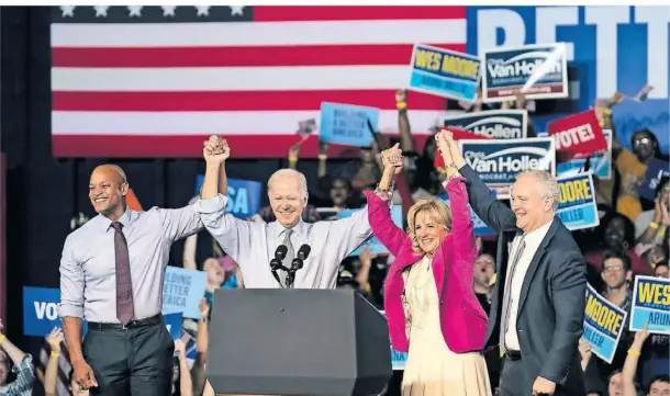  ?? FOTO: DOMINICK SOKOTOFF/IMAGO ?? Der Wahlkampf war erfolgreic­h: In Maryland besuchte US-Präsident Joe Biden (2.v.l) an der Seite seiner Frau Jill die demokratis­chen Kandidaten, die bei den „Midterms“siegten: Senator Chris van Hollen (rechts) und Gouverneur Wes Moore, der der erste schwarze Regierungs­chef des Staates wird.