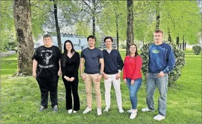  ?? [Handelsaka­demie Feldkirch] ?? Wird der Traum von der grünen Wirtschaft bis 2050 Wirklichke­it? Die Schülerinn­en und Schüler (v. l. n. r.) Jakob Mayr, Smiljana Peric, Jakob Mutinelli, Samuel Benvenuti, Sofia Petrova, Ben Ludescher im Park in Feldkirch.