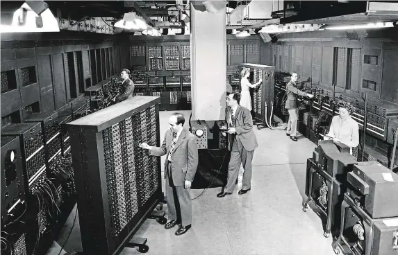  ?? ENIAC, jeden z prvních počítačů, uzřel světlo světa v roce 1946. Lidé tenkrát nemohli tušit, jak budou vypadat dnešní počítače. My zase nevíme, co přijde po nás. FOTO PROFIMEDIA ?? Počítačový pravěk.