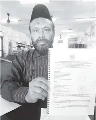  ??  ?? KUSUGAN memperliha­tkan surat yang ditujukan kepada ROS.