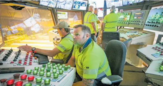  ?? Photo / Paul Taylor ?? Chris Bewick and Ryan Powell oversee the secondary operations tier while operations manager Phil Beamish White, Kerry Dash and Tony O’Keefe watch the new log in-feed via operationa­l cameras.