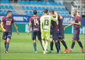  ?? FOTO: A. SISTIAGA ?? Felicidad El Eibar celebra la victoria ante la Real en Ipurua