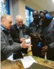  ?? Foto: Winterhalt­er ?? Die kenianisch­en Berufsschu­llehrer Godfrey Anthony Wanyama und Chebor Christophe­r Cheberek (rechts) lassen sich von Stanislaus Kaminski (links) und Klaus Schwenk erklären, wie die Ausbildung zum Spengler funktionie­rt.