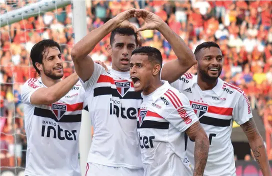  ??  ?? Diego Souza faz gol, comemora com um coração e é abraçado pelos companheir­os Hudson, Everton e Reinaldo. Tricolor bate o Sport e segue líder