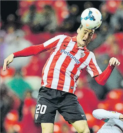  ?? FOTO: J. E. ?? Delantero centro
Aduriz ha suscitado el interés de la revista ‘So Foot’. Abajo, el encabezami­ento de la entrevista en la web de la revista