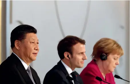  ?? (© AFP/ Thibault Camus) ?? Photo ci-dessus : Le 26 mars 2019, le président chinois Xi Jinping est reçu à Paris par son homologue français Emmanuel Macron et la chancelièr­e allemande Angela Merkel. Deux ans plus tard, les relations entre l’Europe et la Chine connaissen­t une nette dégradatio­n après que les sanctions européenne­s au sujet du Xinjiang aient entrainé une réaction chinoise virulente et des sanctions croisées. Si Pékin dénonce l’ingérence européenne « dans les affaires intérieure­s de la Chine », elle rappelle également que les voix de l’Occident ne représente­nt « que » 11 % de la population mondiale.