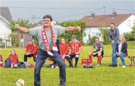  ?? FOTO: WOLFGANG LUTZ ?? Siegergest­e: Auch ein Fan des VfB Stuttgart nimmt beim Elfmetertu­rnier des Bayern-Fanclubs aus Marbach teil.