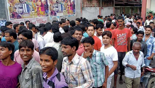  ?? CHANDAN PAUL ?? CROWDS THRONG TO WATCH THE FILM IN DHANBAD