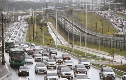  ?? EVANDRO VEIGA ?? Chuva provocou engarrafam­ento e veio acompanhad­a de ventos fortes, raios e trovões na capital baiana