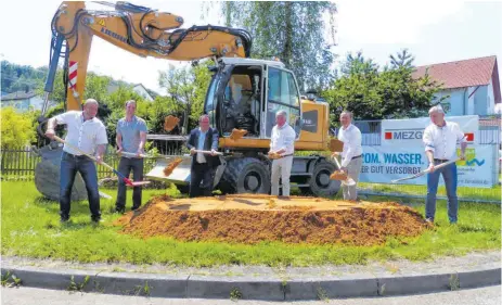  ?? FOTO: MARKUS LEHMANN ?? Am Freitagnac­hmittag war Spatenstic­h für die Sanierung der Ahelfinger­straße in Oberalfing­en. Den Anfang machen die Stadtwerke mit der Verlegung neuer Leitungen.