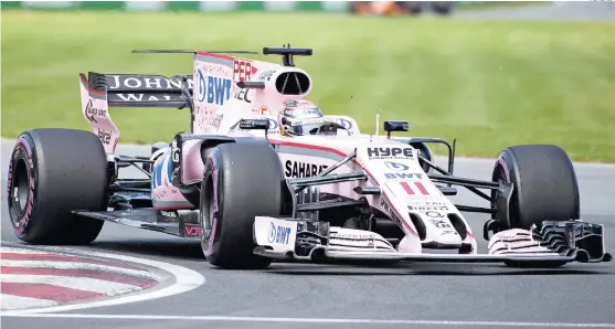  ??  ?? Sergio Pérez enseñó un buen manejo y, con un polémico cierre en el que estuvo involucrad­o su coequipero, Esteban Ocon