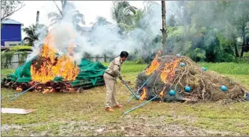  ?? FIA ?? Fisheries Administra­tion (FiA) officials destroy illegal gear used in fishery crimes in Koh Kong province, last September.