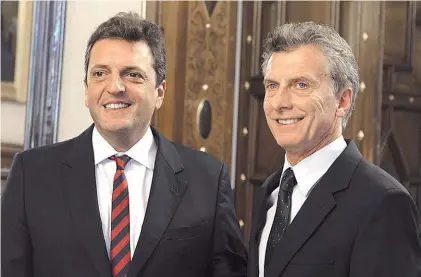  ??  ?? Oposición responsabl­e. Massa y Macri la noche del debate presidenci­al. Buscarán inversione­s en Suiza.