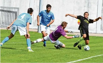  ?? Foto: Christian Kruppe ?? Im Hinspiel konnten die Königsbrun­ner Lagerlechf­eld, hier Daniel Raffler (schwarz) ins Straucheln, aber nicht zu Fall bringen. Am Ende siegten die Lechfelder mit 2:0.