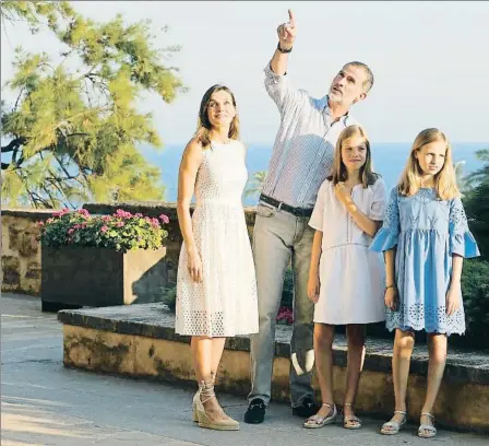  ??  ?? En blanco y azul
La familia real se conjuntó
en esos colores en el quinto verano en el que comparece ante la prensa
desde el cambio de titularida­d en la Corona