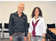  ?? FOTO: DIAKONIE ?? Malcolm Lichtenber­ger und Alexandra Thiel arbeiten seit 1993 für die Diakonie. Dafür erhielten sie das Kronenkreu­z der Diakonie in Gold.
