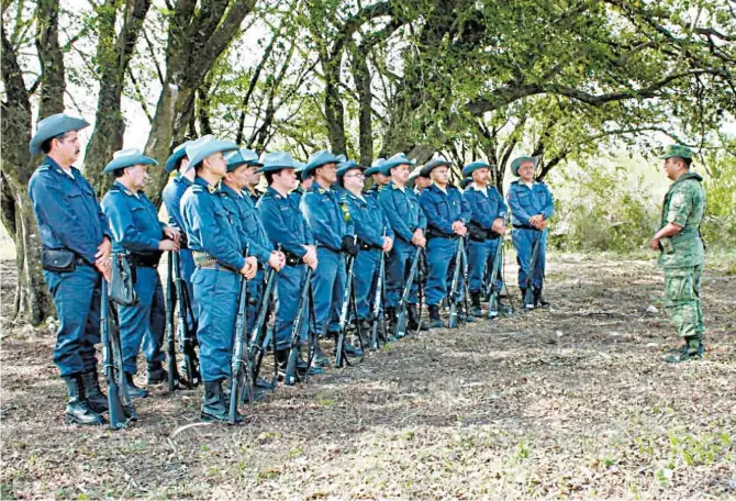  ??  ?? Al igual que en la estructura orgánica del Ejército, entre los Defensas Rurales hay cinco grados.