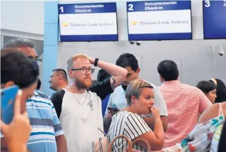  ?? ELIZABETH RUIZ / AFP ?? Caos no aeroporto. Falência da agência Thomas Cook pegou passageiro­s de surpresa