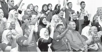  ?? - Bernama photo ?? Streram (seated, fourth right) cheering with the Team Rapid Election Force of the PKR Leadership and Management Academy yesterday.