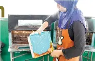  ??  ?? PROSES pembikinan kek lapis di bengkel D’ita Kek Lapis Borneo.