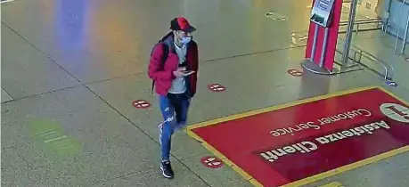  ??  ?? Un fotogramma del terrorista Brahim Aoussaoui, 21 anni, alla stazione Termini di Roma il 27 ottobre, due giorni prima dell’attentato compiuto a Nizza