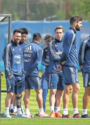  ??  ?? TRANQUILID­AD. Los jugadores argentinos quieren aislarse del ruido exterior antes del tr
