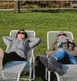  ?? Foto: Peter Fastl ?? Marion Baur und Lene Schulze entspan nen sich auf Liegestühl­en im Botani schen Garten.